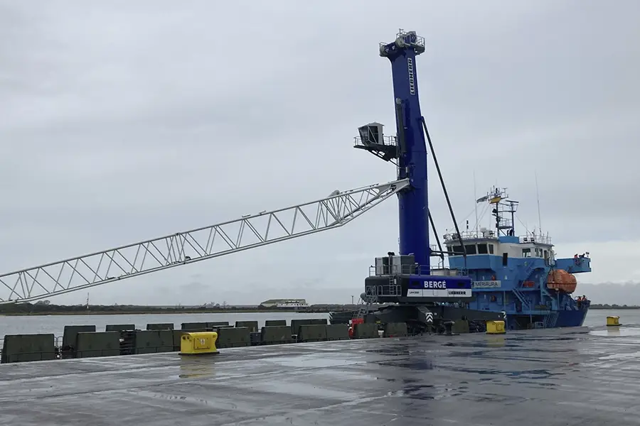 BERGÉ recibe en el Puerto de Huelva la tercera de las seis grúas Liebherr adquiridas