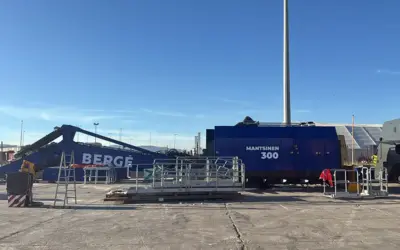 BERGÉ refuerza su operativa en el Puerto de Sagunto con la incorporación de una grúa Mantsinen 300