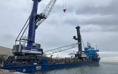 BERGÉ continúa con su modernización de activos y recibe en Santander una nueva grúa Liebherr para una operativa más eficiente