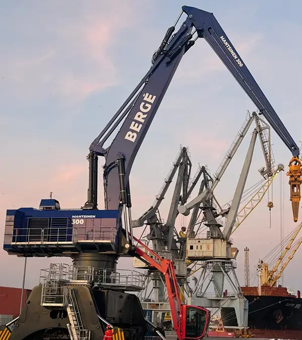 Las nuevas grúas incorporadas en 2025 han permitido reducir un 26% el consumo de combustible y un 25% las emisiones